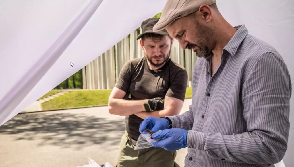 Alfredo González Ruibal (d), acompañado por David Kobialka, examina objetos de las fosas de Szpegawsk (Polonia), uno de los lugares de la masacre de intelectuales cometida por los nazis en 1939 Daniel Frymark